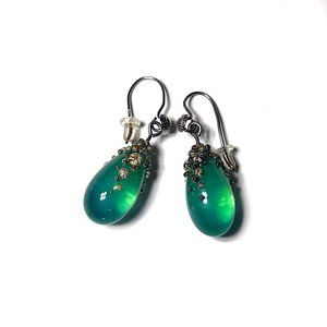 Resign and metal green earrings